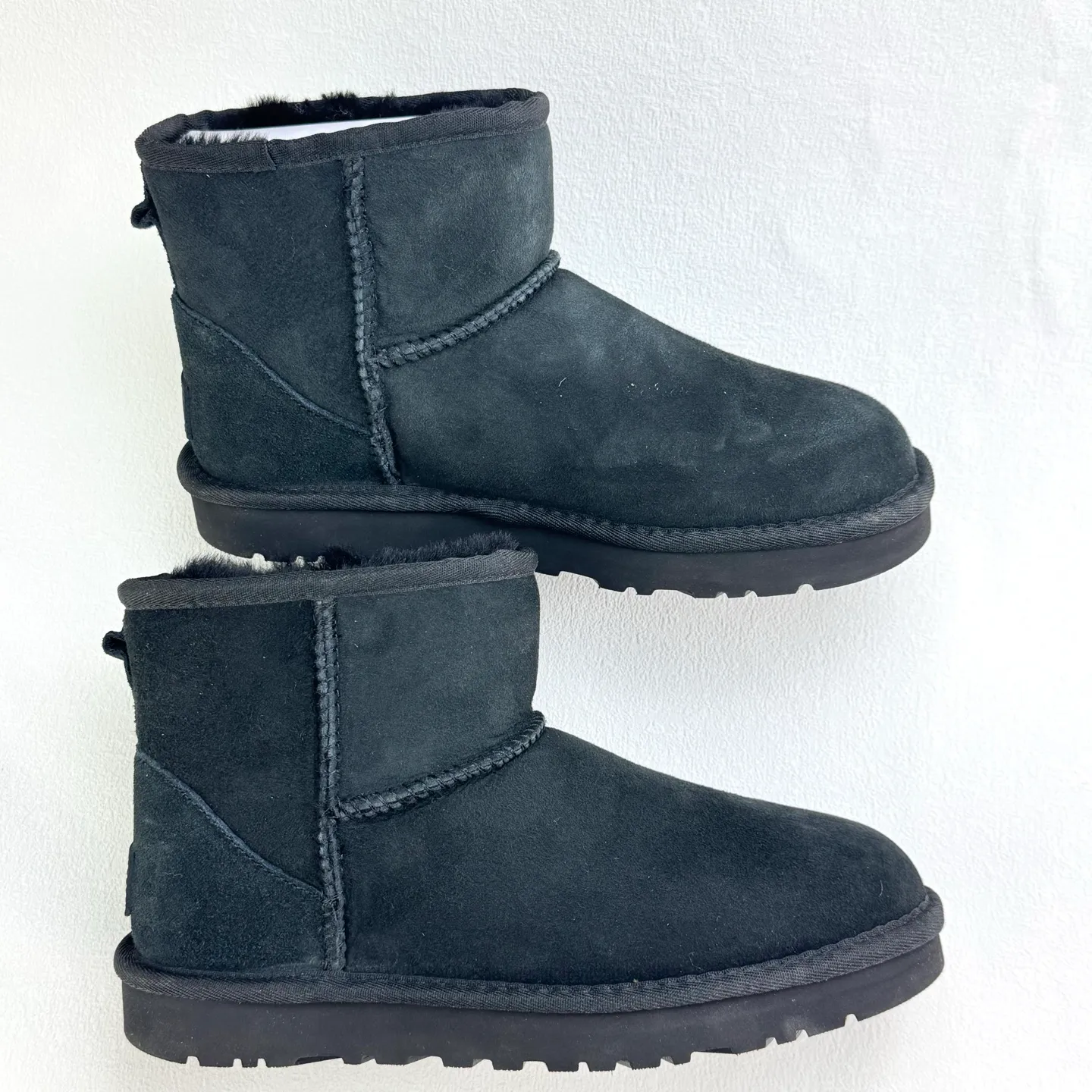 💰360 6222 Classic Mini II Mini classic short boots 2.0 Shoe shaft height: about 14CM Upper: Made of 17mm fur-integrated sheepskin, with a pre-treated water-repellent and anti-fouling coating Insole: 17mm sheepskin insole Sole: Treadlite by UGG™ light wing technology outsole - non-slip, cushioning, wear resistance, and good elasticity Heel: Leather heel label with embossed brand LOGO Size:35 36 37 38 39 40